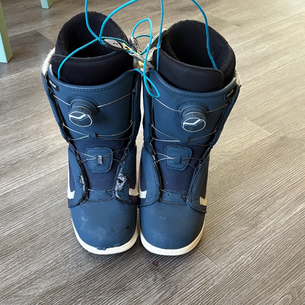 Vans Encore Snowboard Boots In Navy And Beige